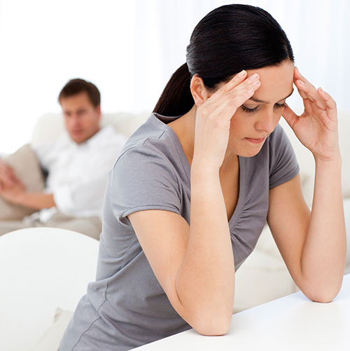 Mann und Frau mit R�cken zueinander